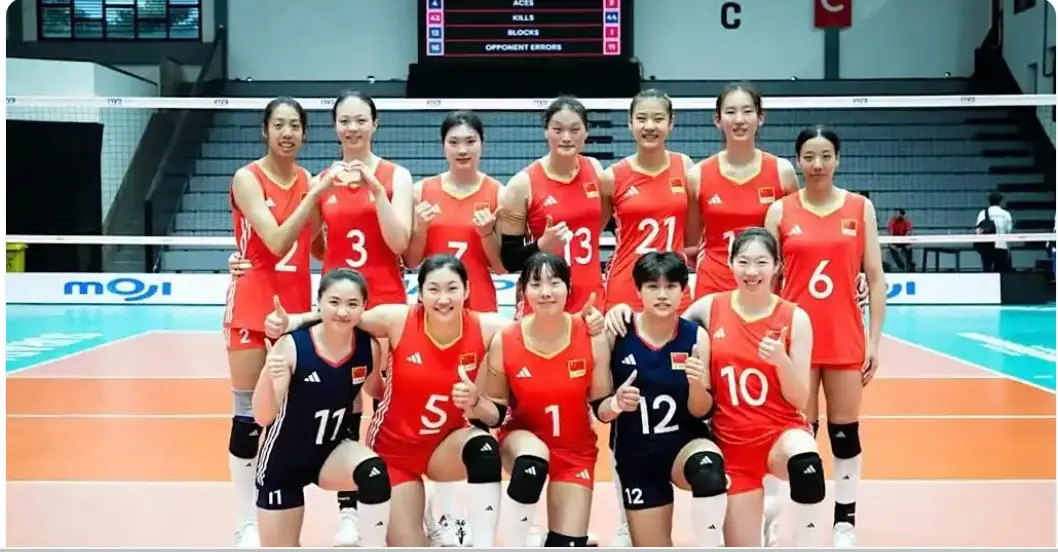 双喜临门！中国女排主攻接应皆有新人冒尖，15岁少女或看齐吴梦洁