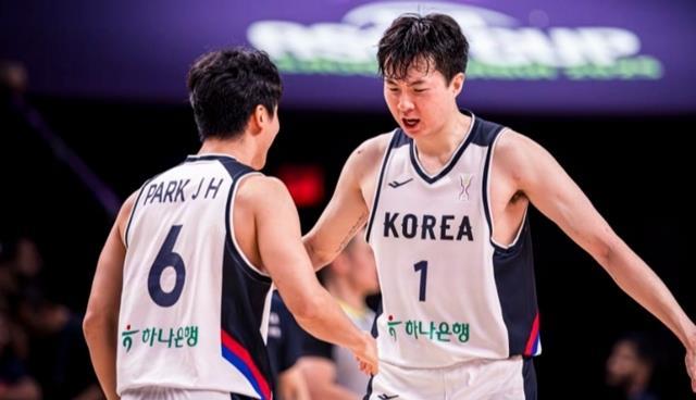 郭士强到场观战，韩国队投疯了：三分球38中22，若进8强将对中国男篮！