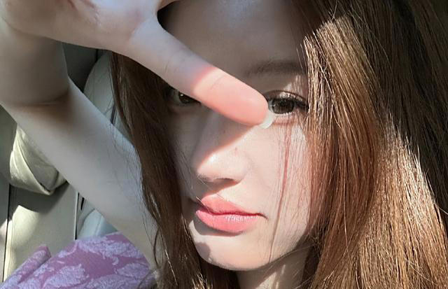 赵露思越来越不内耗，直播被问是否动了鼻子，她否认后直接开怼