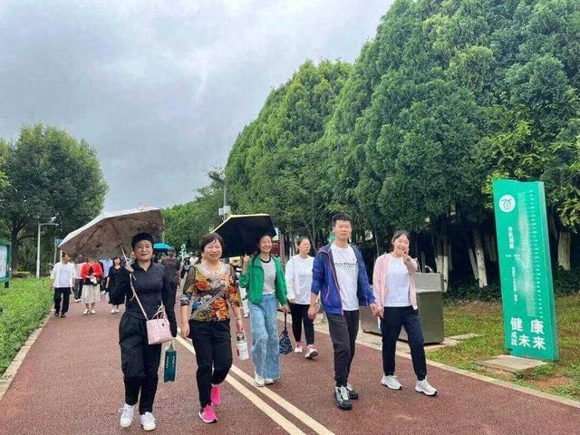 百人健步宁湖畔！草铺街道“全民健身日”走出健康新活力