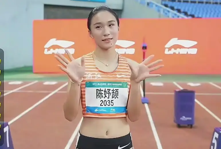 100米半决赛陈妤颉摘了墨镜跑出11秒62 轻松获得今晚决赛资格
