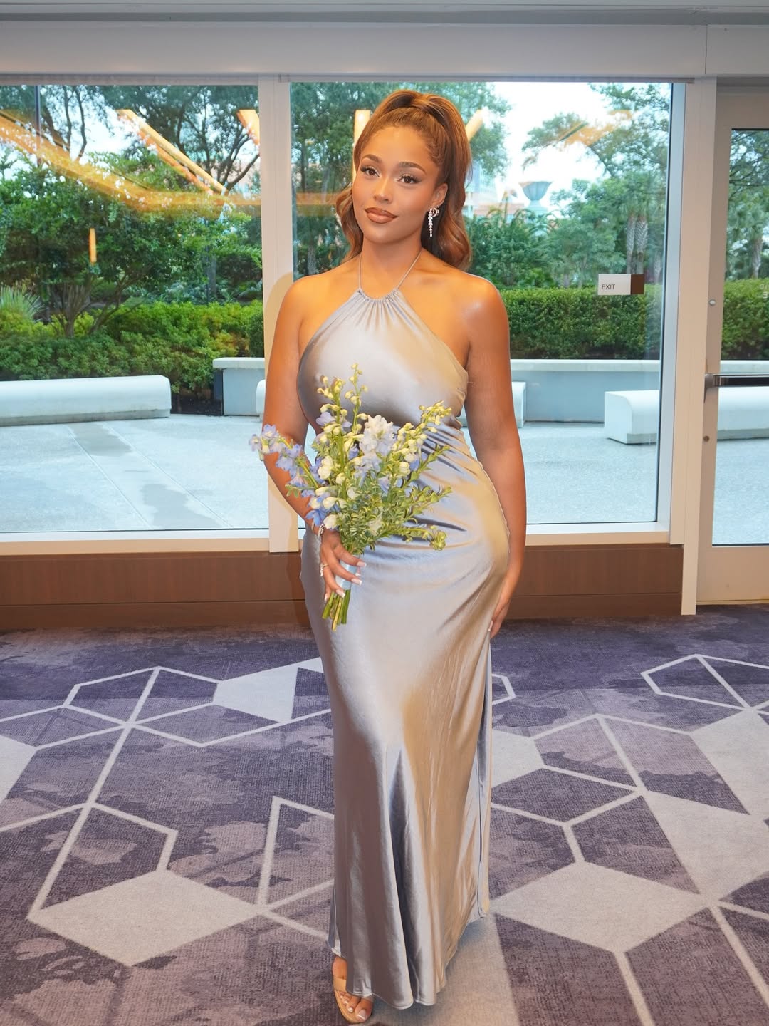 唐斯和女友一起参加友人婚礼，唐斯女友晒出多张现场照