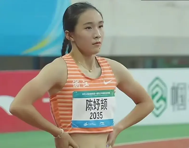 100米半决赛陈妤颉摘了墨镜跑出11秒62 轻松获得今晚决赛资格