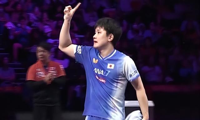 张本智和4-1击溃大黑马，伸出一根手指庆祝，挺进决赛主场冲冠！