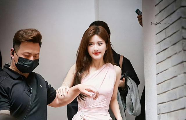 赵露思越来越不内耗，直播被问是否动了鼻子，她否认后直接开怼