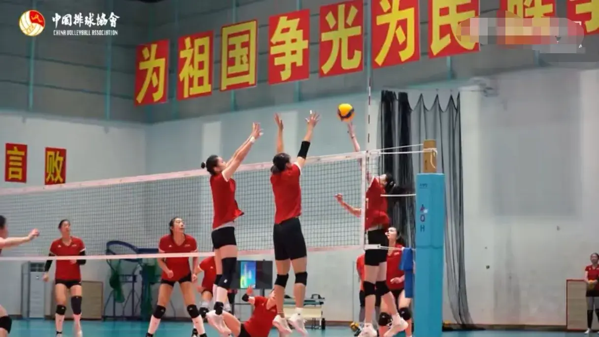 中国女排最新消息！李盈莹参与进攻，龚翔宇指导二传，董禹含回家