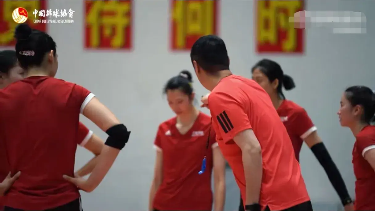 中国女排最新消息！李盈莹参与进攻，龚翔宇指导二传，董禹含回家