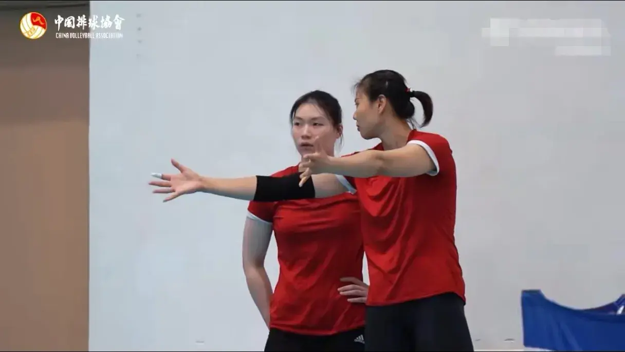 中国女排最新消息！李盈莹参与进攻，龚翔宇指导二传，董禹含回家