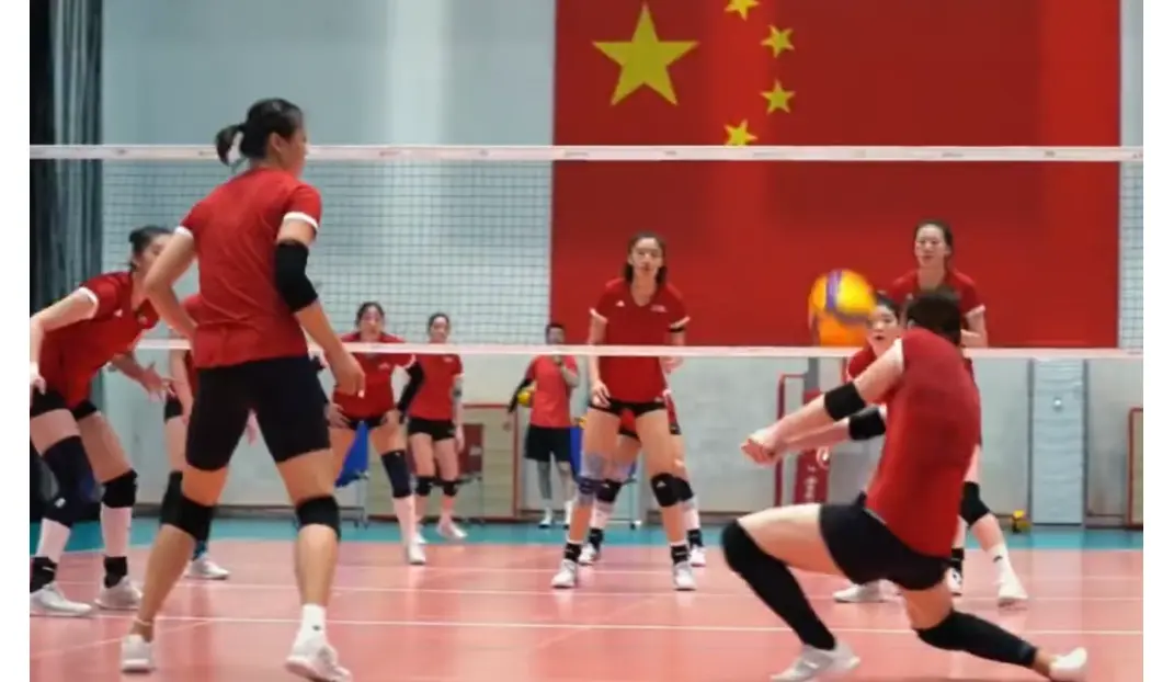 中国女排最新对抗训练细节揭晓，当家球星王者归来，高意戏份足