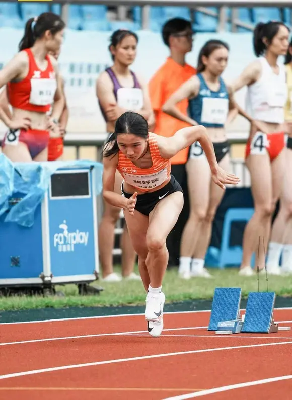 陈妤颉向梁小静下战书：全运会100米争取好好比 18岁前跑出11秒25