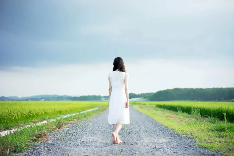 一个女人之所以守着已破碎的婚姻，不是因为爱，也不是因为不舍，而是没有给自己撑腰的能力