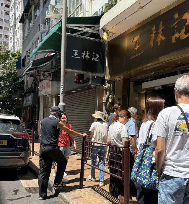 70岁周润发驾豪车去面馆，穿衣朴素不像明星，小腹平坦身材超好