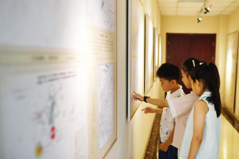 2025年8月9日，在山东省青岛市勘察测绘研究院地图文化展厅，嘉定路小学的学生在参观历史地图展。