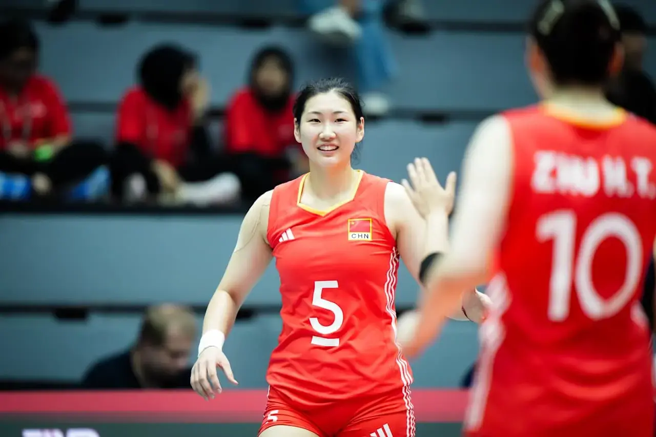 3：0！中国队五连胜，美国失误送35分，李晨萱发球强，副攻拦网弱