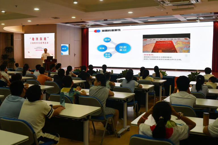 2025年8月9日，在山东省青岛市勘察测绘研究院地图文化展厅，宣讲员为嘉定路小学的学生介绍国家版图知识。