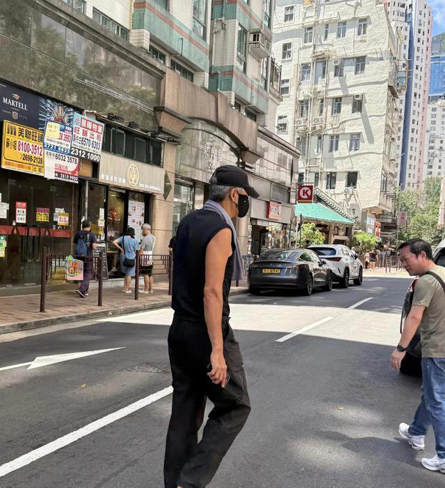 70岁周润发驾豪车去面馆，穿衣朴素不像明星，小腹平坦身材超好
