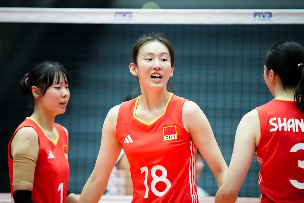 3：0！中国队五连胜，美国失误送35分，李晨萱发球强，副攻拦网弱