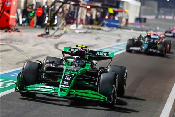 为何加入法拉利 中国首位F1车手周冠宇：从小是他们粉丝