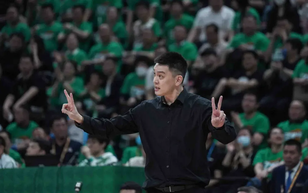 来啦！内线魔兽重磅官宣，辽篮阵容迎来全面升级，杨鸣乐开了花