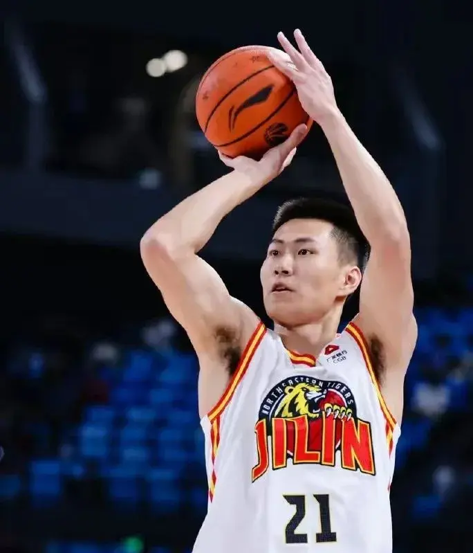 来啦！内线魔兽重磅官宣，辽篮阵容迎来全面升级，杨鸣乐开了花
