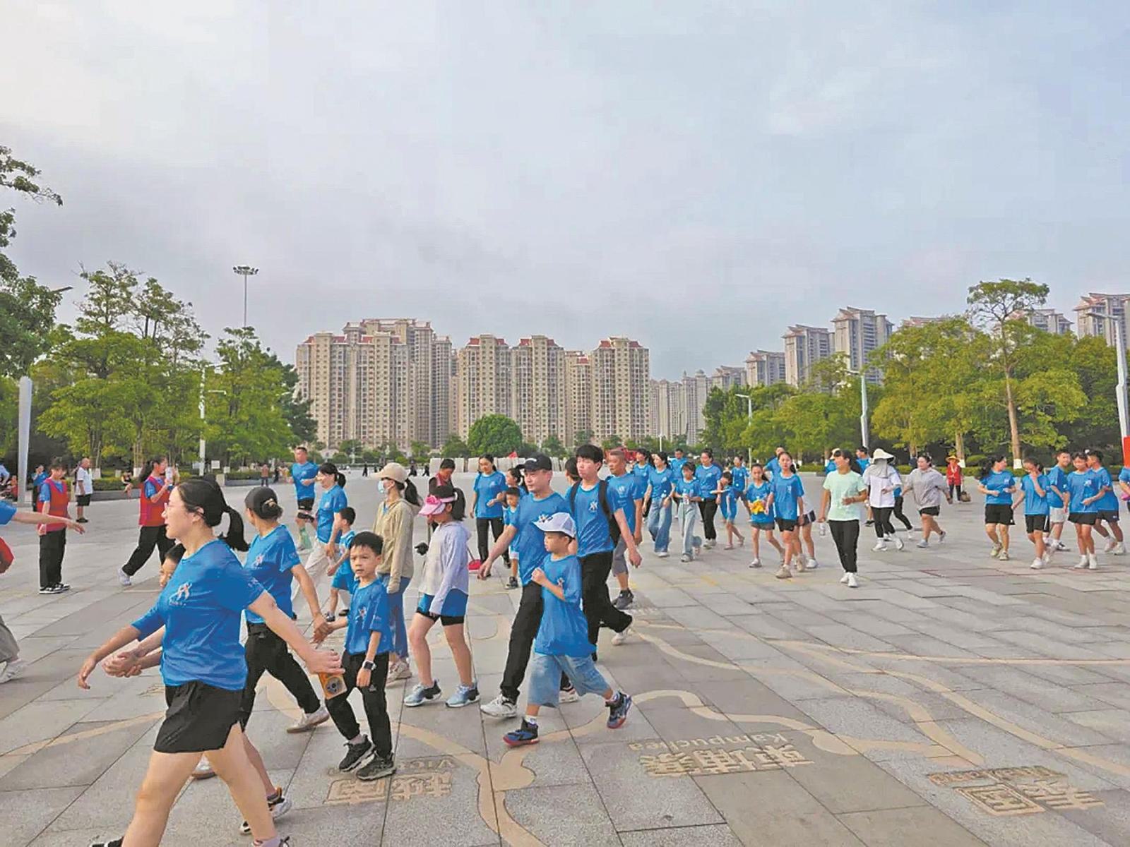 环百崎湖健步走活动举行