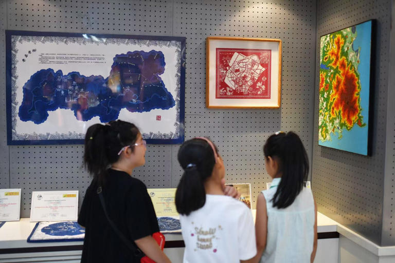 2025年8月9日，在山东省青岛市勘察测绘研究院地图文化展厅，嘉定路小学的学生在参观青岛老街地图展。