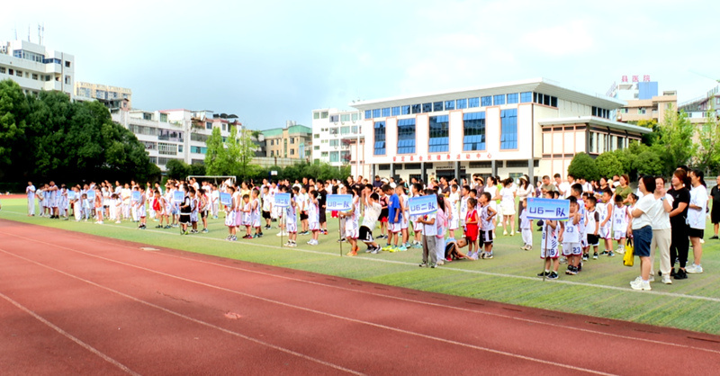 图为全民健身日趣味运动会现场。