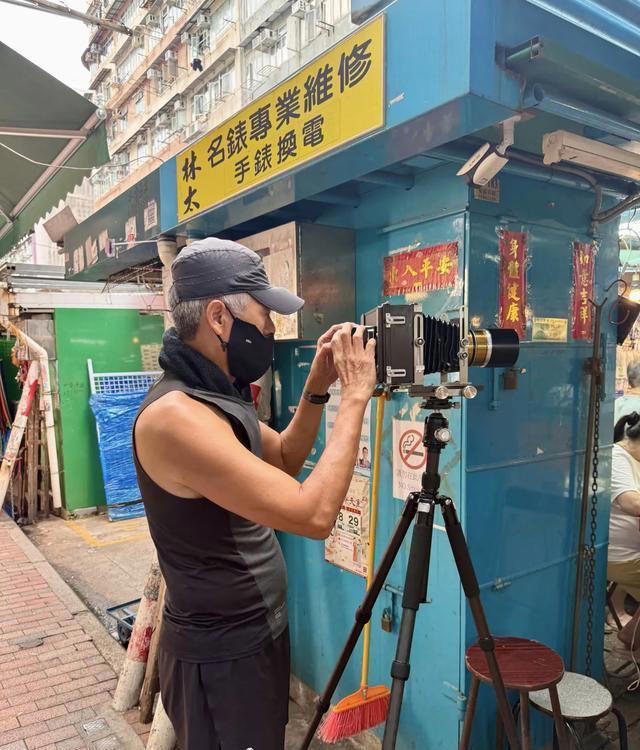 70岁周润发驾豪车去面馆，穿衣朴素不像明星，小腹平坦身材超好