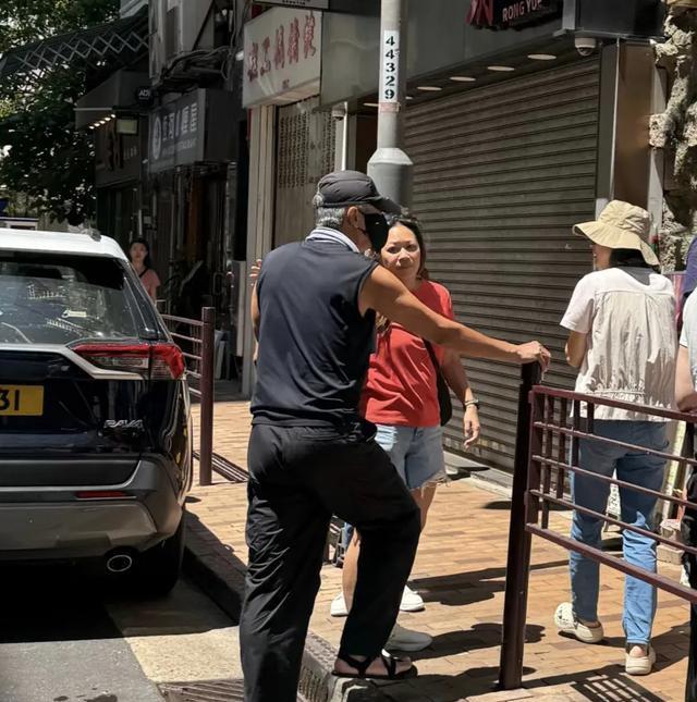 70岁周润发驾豪车去面馆，穿衣朴素不像明星，小腹平坦身材超好