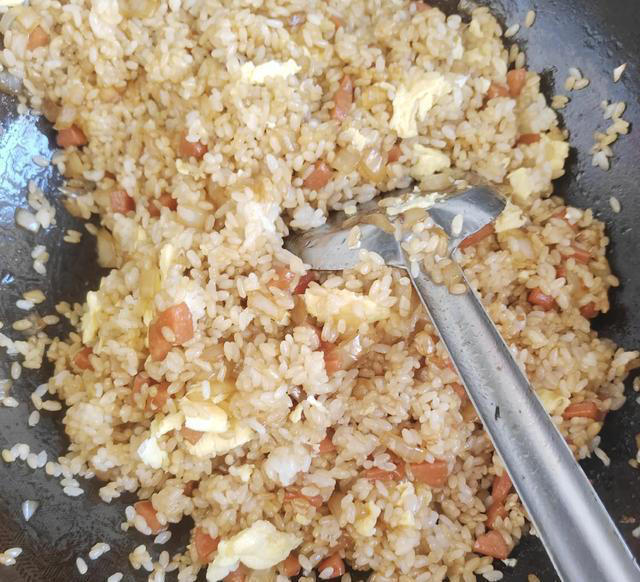 每日一菜——洋葱火腿鸡蛋炒米饭，从早炒到晚，过程好曲折