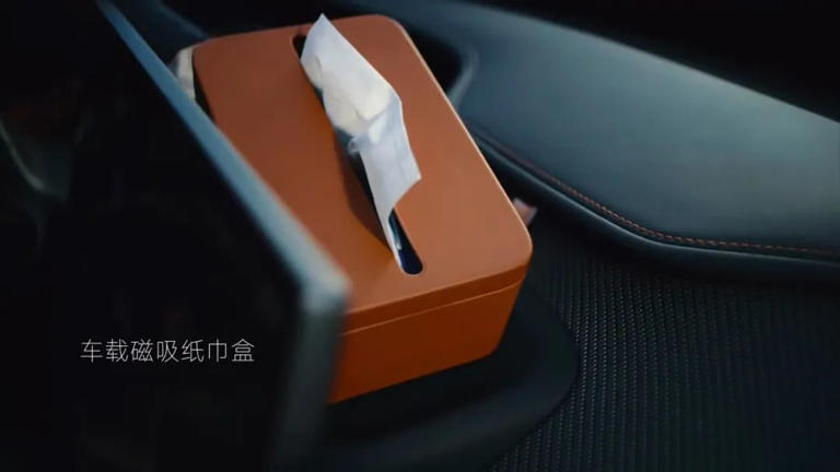 小米YU7车载纸巾盒引热议：车主发问，百年汽车工业竟忽略了啥？