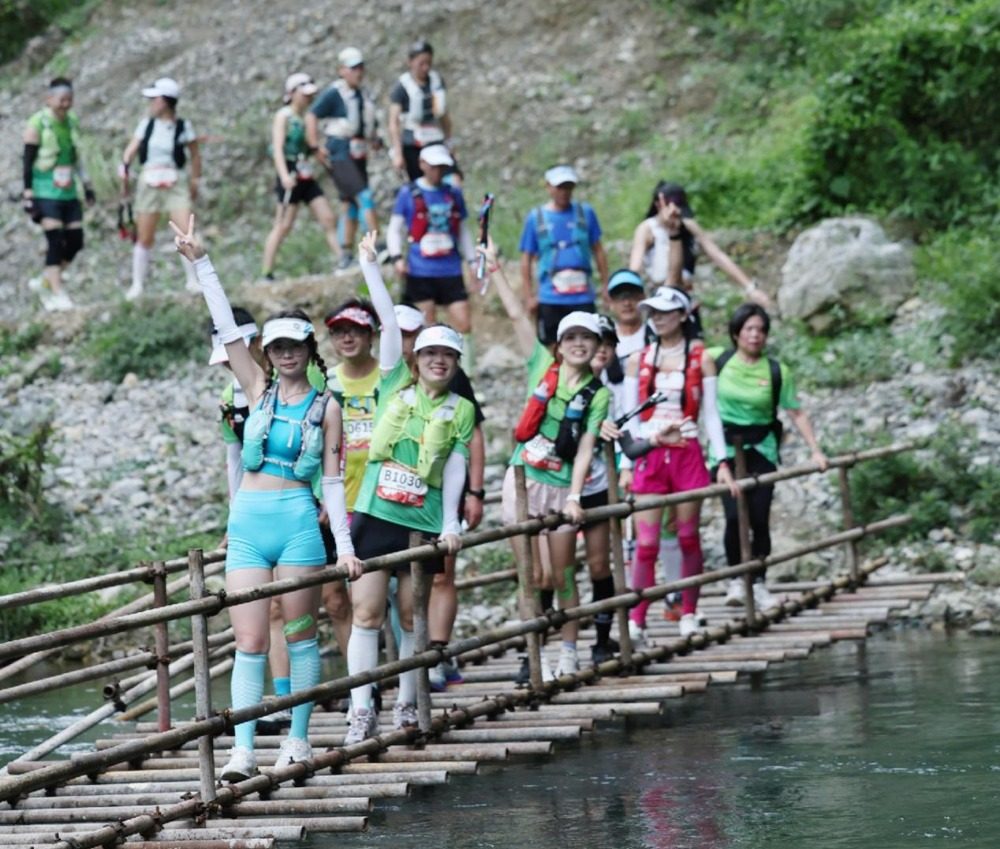 武隆：千年桐油古道首办越野赛 近600名跑者踏青石板喝老鹰茶