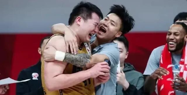 谁注意到万圣伟，离开广东宏远打野球为生，两天两冠奖金拿到手软