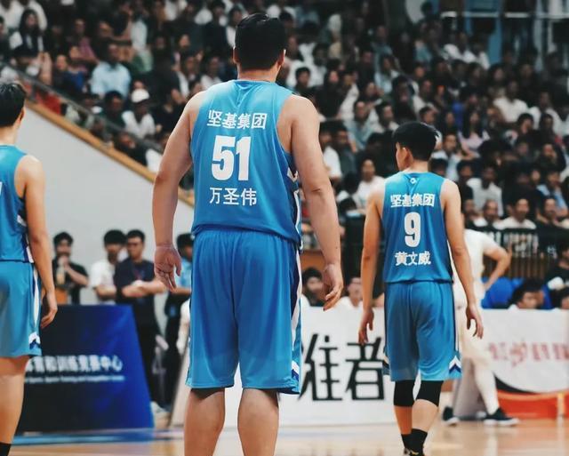 谁注意到万圣伟，离开广东宏远打野球为生，两天两冠奖金拿到手软