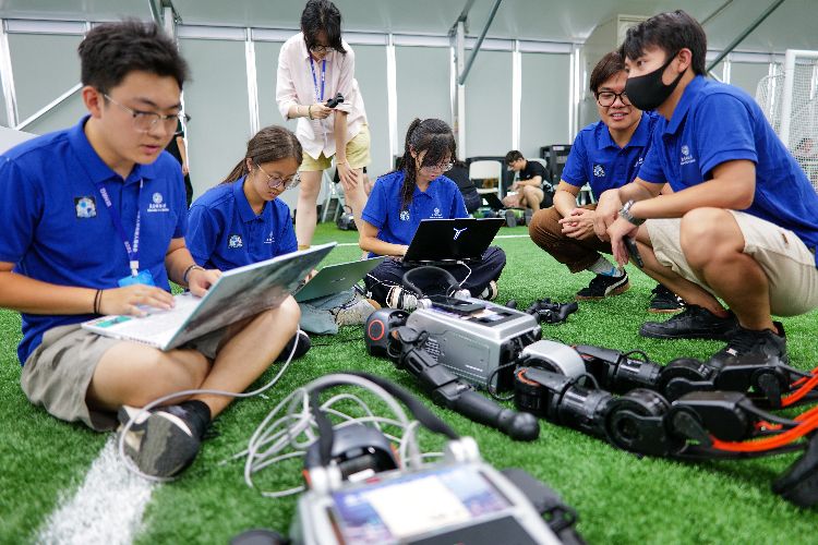 2025世界人形机器人运动会足球预选赛在“冰丝带”开战
