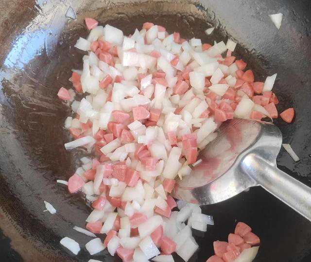 每日一菜——洋葱火腿鸡蛋炒米饭，从早炒到晚，过程好曲折