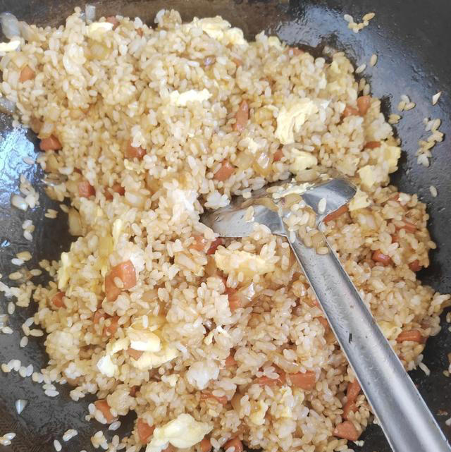 每日一菜——洋葱火腿鸡蛋炒米饭，从早炒到晚，过程好曲折
