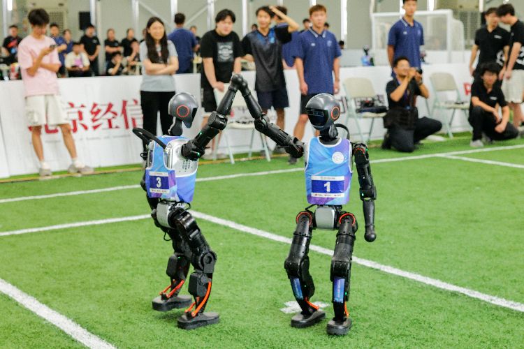 2025世界人形机器人运动会足球预选赛在“冰丝带”开战