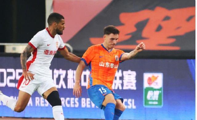 泰山2-1击溃亚泰！生死战惊现红牌+绝杀，亚泰坠入深渊谁拉一把？