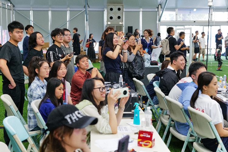 2025世界人形机器人运动会足球预选赛在“冰丝带”开战
