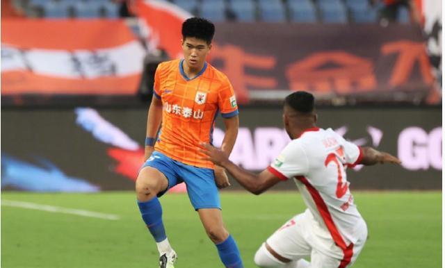 泰山2-1击溃亚泰！生死战惊现红牌+绝杀，亚泰坠入深渊谁拉一把？