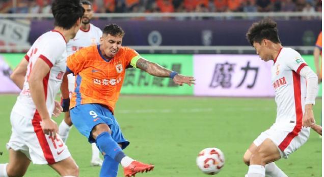 泰山2-1击溃亚泰！生死战惊现红牌+绝杀，亚泰坠入深渊谁拉一把？