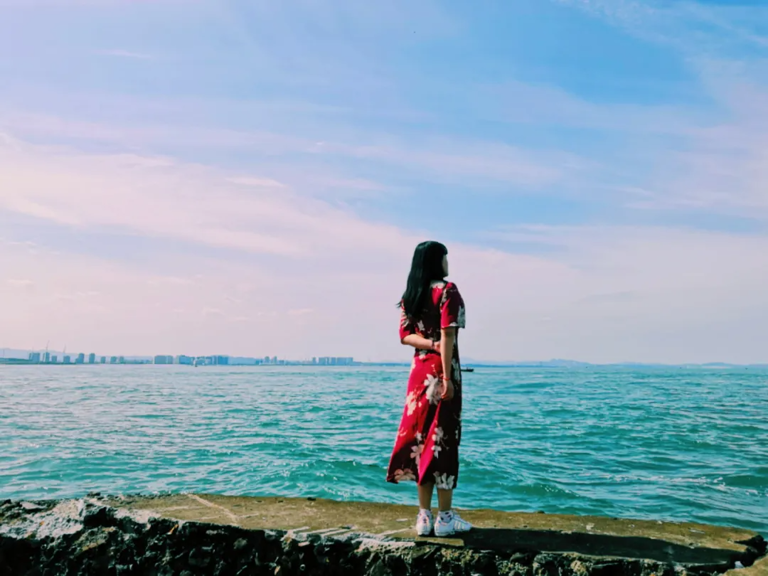 婚姻的本质，无非是一起吃，一起睡，一起聊，吃的是经济基础，睡的是生理和谐，聊的是精神共鸣，三样中有一样比较顺畅那婚姻是可以继续的
