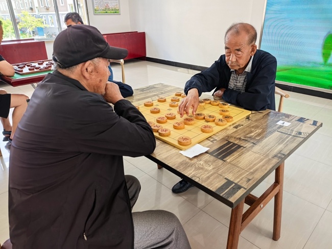 敦化市丹江街道林建社区开展“以棋会友·乐在‘棋’中”8·15老年节象棋比赛