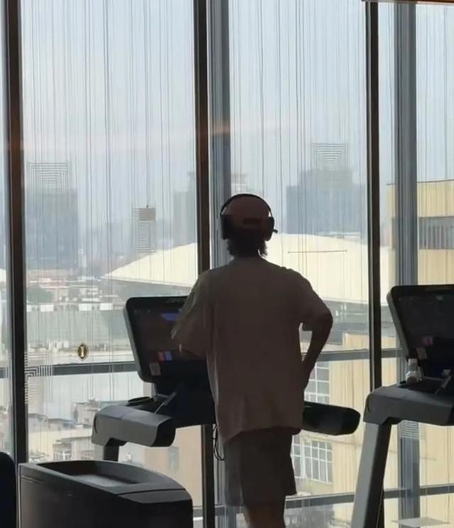 鹿晗忙到飞起还跑40分钟，他凭啥这么拼？