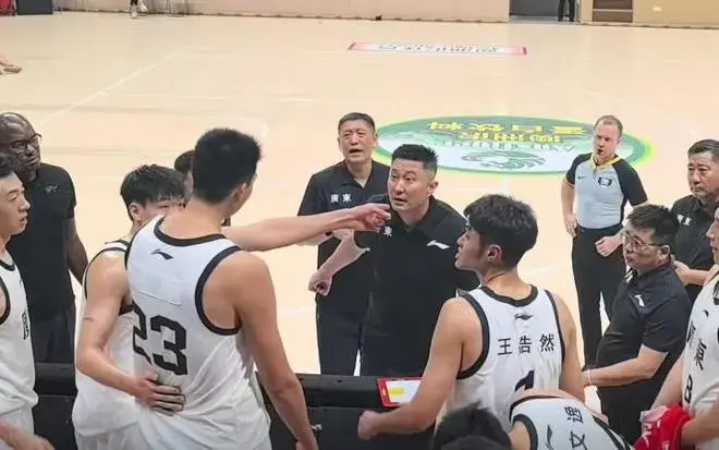 让杜锋离开广东男篮的声音越来越多，心情可以理解但根本不可能