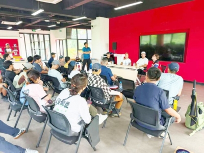 在中国的最后一天 他们做了件比游览更有意义的事