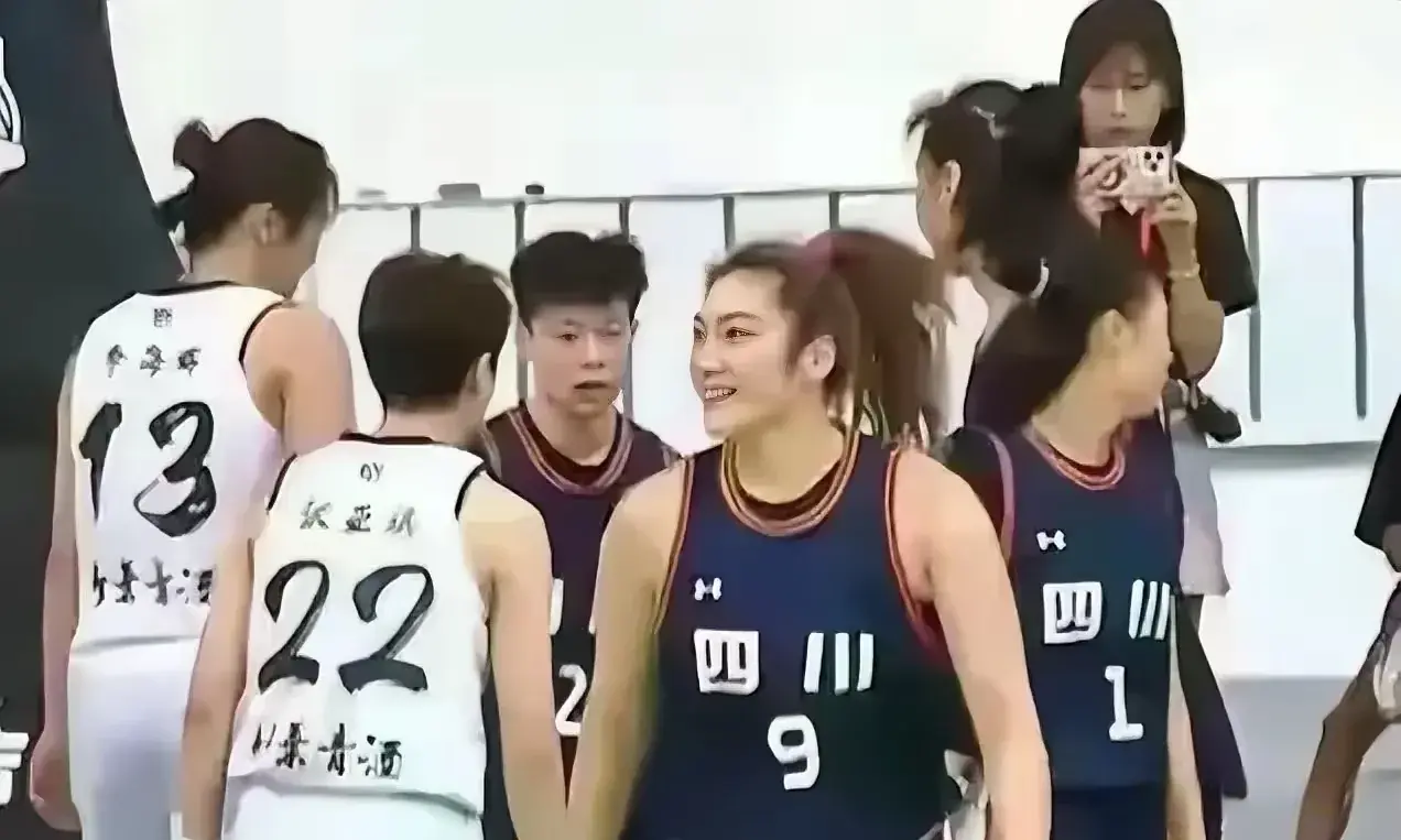 李梦戴妆上阵，打出中国女篮第一锋将风采！