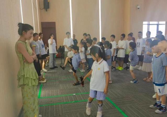 孩子扔手机玩踢毽子，笑声满场，父母童年游戏火了