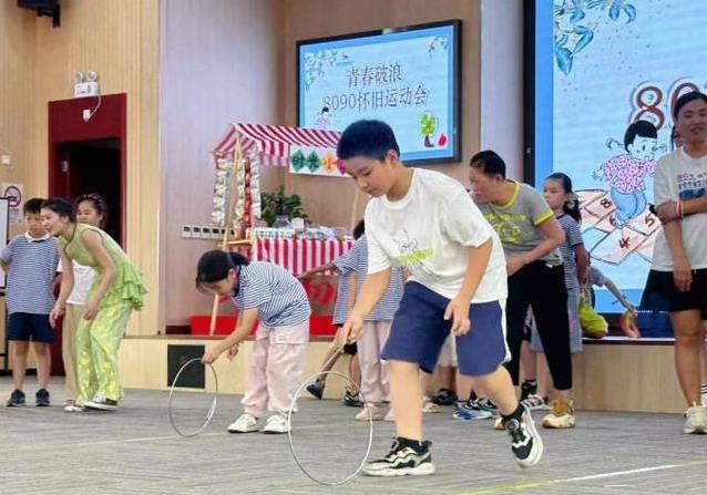 孩子扔手机玩踢毽子，笑声满场，父母童年游戏火了